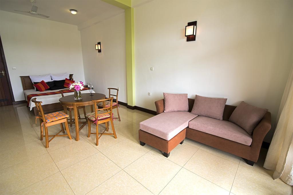 Thumbelina Apartments & Hotel Aluthgama Extérieur photo