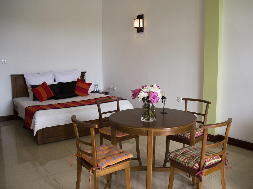 Thumbelina Apartments & Hotel Aluthgama Extérieur photo